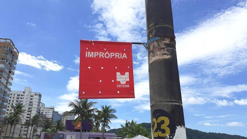 A praia do Boqueirão, em Praia Grande, é uma das que ostentam a nada convidativa bandeira vermelha - Esther Zancan