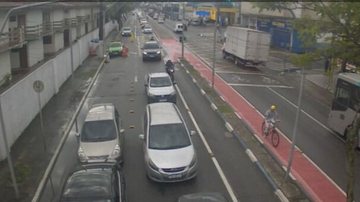 Pequena fila de veículos na travessia de balsas de Guarujá para Santos - Imagem: Reprodução / Departamento Hidroviário