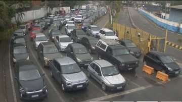 Travessia de balsas de Guarujá em direção a Santos na manhã de hoje (17) - Imagem: Reprodução / Departamento Hidroviário