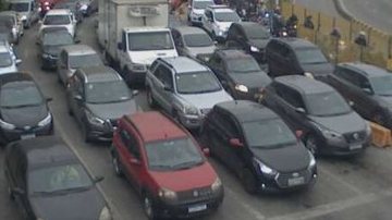 Fila de veículos na balsa de Guarujá com destino a Santos na manhã de hoje (29) - Imagem: Reprodução / Departamento Hidroviário