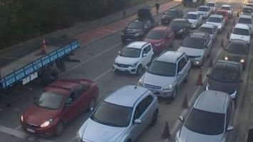 Fila de veículos na balsas de Ilhabela com destino a São Sebastião durante a manhã de hoje (22) - Imagem: Reprodução / Departamento Hidroviário