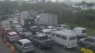 Fila de veículos na balsa de Santos com destino a Guarujá durante a manhã de hoje (23) - Imagem: Reprodução / Departamento Hidroviário