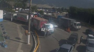Fila de veículos aguardam entrada na balsa de São Sebastião, na manhã de hoje (25) - Imagem: Reprodução / Departamento Hidroviário