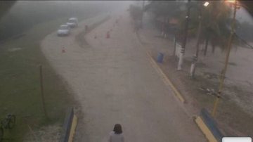 Espessa camada de neblina na balsa de  Ilha Comprida com destino a Cananeia, na manhã de hoje (26) - Imagem: Reprodução / Departamento Hidroviário