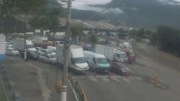 Veículos na fila para a travessia de São Sebastião para Ilhabela, na manhã de hoje - Imagem: Reprodução / DH