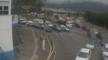 Fila de veículos na balsa de São Sebastião com destino a Ilhabela, durante a manhã de hoje (19) - Imagem: Reprodução / DH (Departamento Hidroviário)