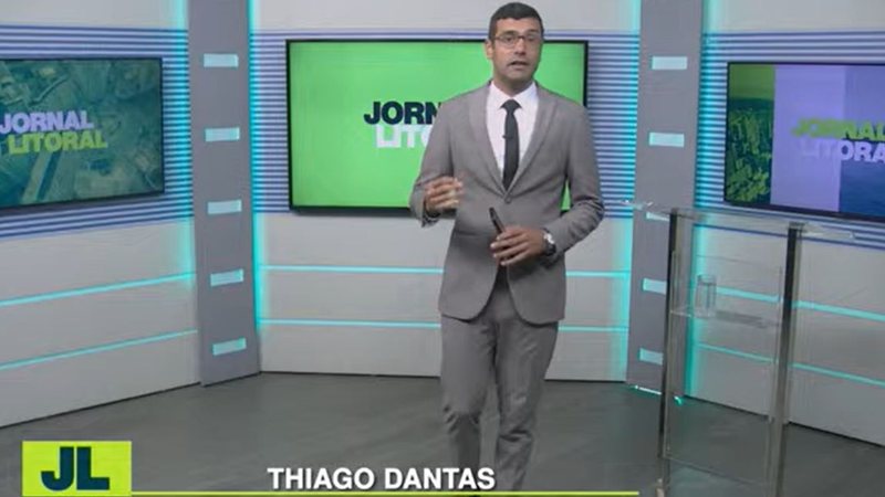 O jornalista Thiago Dantas apresenta diariamente, ao vivo, o telejornal - Reprodução TV Cultura Litoral