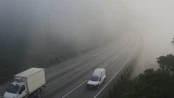 Forte camada de neblina em trecho de serra da rodovia dos Imigrantes na manhã de hoje (29) - Imagem: Reprodução / Ecovias