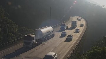 Trânsito no km 48 da rodovia dos Imigrantes na manhã de hoje (22) - Imagem: Reprodução / Ecovias