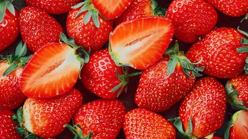 O morango tem a vantagem de ser pouco calórico; 100 gramas da fruta contém 40 calorias - Freepik