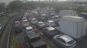 Fila de veículos na balsa de Santos com destino a Guarujá durante a manhã de hoje (31) - Imagem: Reprodução / Departamento Hidroviário