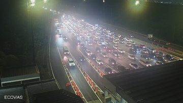 Pedágio, em Guarujá, na rodovia Cônego Domênico Rangoni com alto fluxo de veículos - Divulgação/Ecovias