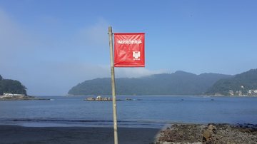 São Vicente está com três, de suas seis praias monitoradas, com bandeira vermelha - Esther Zancan