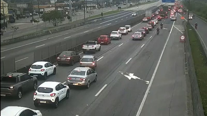 Trânsito parado na altura do km 292 da rodovia Padre Manoel da Nóbrega durante a manhã de hoje (21) - Imagem: Reprodução / DER-SP