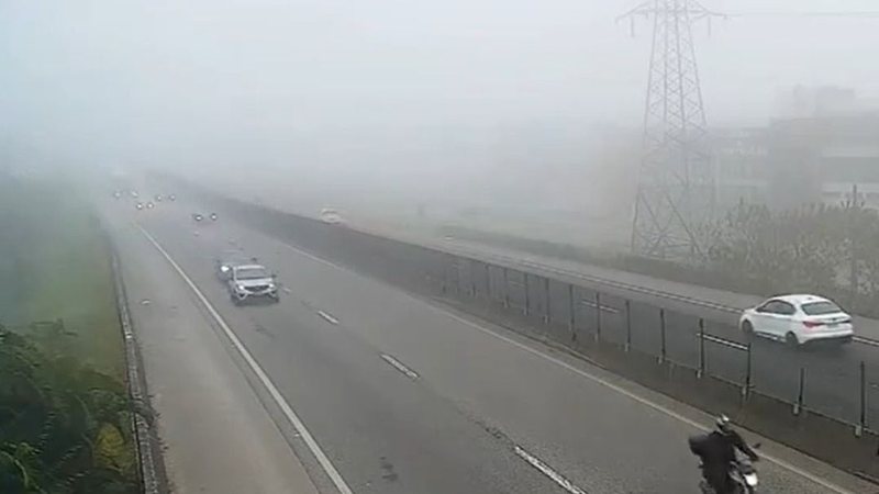 Neblina na altura do km 323 da Pe. Manoel da Nóbrega durante a manhã de hoje (19) - Imagem: Reprodução / DER-SP