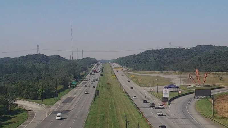 Tráfego intenso na altura do km 40, no trecho de planalto das vias, durante a manhã de hoje (30) - Imagem: Reprodução / Ecovias