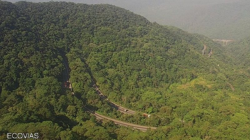 Trecho de serra, na altura do km 43 da via Anchieta, durante a manhã de hoje (15) - Imagem: Reprodução / Ecovias
