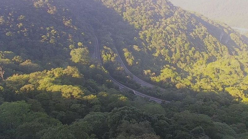 Trecho de serra, na altura do km 43 da Anchieta, durante a manhã desta quarta-feira (7) - Imagem: Reprodução / Ecovias