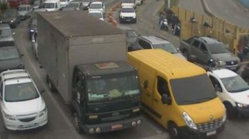 Fila de veículos na balsa de Santos com destino a Guarujá durante a manhã de hoje (16) - Imagem: Reprodução / Departamento Hidroviário