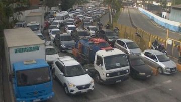 Fila de veículos na balsa de Guarujá na manhã de hoje (1º) - Imagem: Reprodução / Departamento Hidroviário