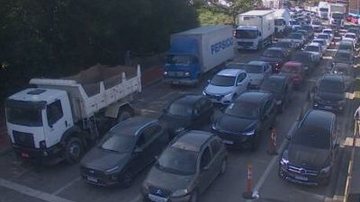 Fila expressiva de veículos na balsa de Ilhabela durante a manhã de hoje (6) - Imagem: Reprodução / DH (Departamento Hidroviário)