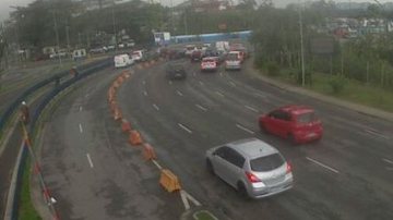 Veículos diante da travessia de Santos em direção a Guarujá, na manhã de hoje (13) - Imagem: Reprodução / Departamento Hidroviário