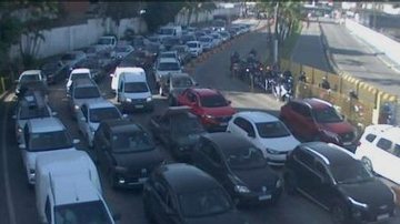 Fila de veículos na balsa de Guarujá com destino a Santos na manhã de hoje (14) - Imagem: Reprodução / Departamento Hidroviário