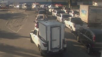 Fila de veículos na balsa de São Sebastião durante a manhã de hoje (02) - Imagem: Reprodução / Departamento Hidroviário