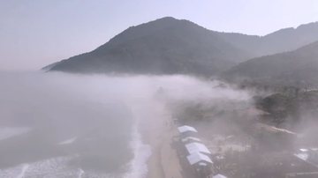 Neblina avançou sobre a praia de Maresias, no início da tarde - Reprodução / WSL