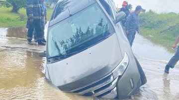 Veículo ficou parcialmente submerso no buraco aberto no meio da rua - Reprodução/Arquivo pessoal