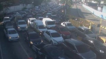 Fila de veículos nas travessia de balsas de Guarujá com destino a Santos durante a manhã de hoje (26) - Imagem: Reprodução / Departamento Hidroviário