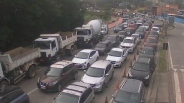 Fila de veículos diante da travessia de Ilhabela, paralisada na manhã de hoje (19) - Imagem: Reprodução / Departamento Hidroviário