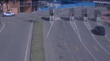 Poucos veículos esperam na travessia de balsas de Ilhabela a São Sebastião na manhã de hoje (15) - Imagem: Reprodução / Departamento Hidroviário