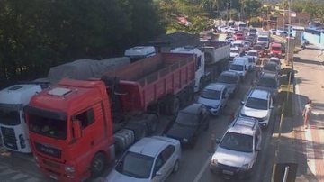 Fila de veículos nas travessia de balsas Ilhabela, durante a manhã de hoje (7) - Imagem: Reprodução / Departamento Hidroviário