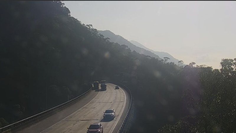 Trecho tranquilo da rodovia dos Imigrantes duranta a manhã de hoje (2) - Imagem: Reprodução / Ecovias
