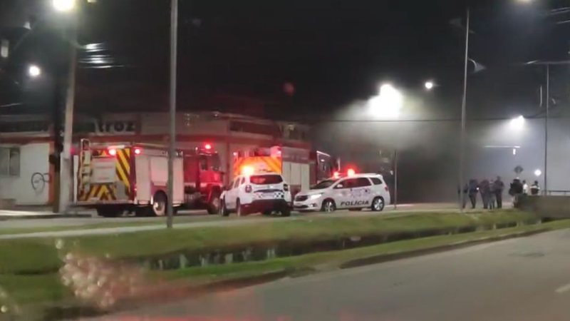 Corpo de Bombeiros atendeu à ocorrência com duas viaturas e seis bombeiros - Reprodução/Aconteceu em Bertioga