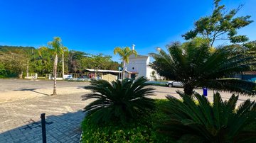 A praça central, que  abriga a capela de São Lourenço, é o coração do bairro - Foto: Portal Costa Norte