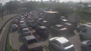 Fila de veículos na balsa de Santos com destino a Guarujá, durante a manhã de hoje (23) - Imagem: Reprodução / Departamento Hidroviário