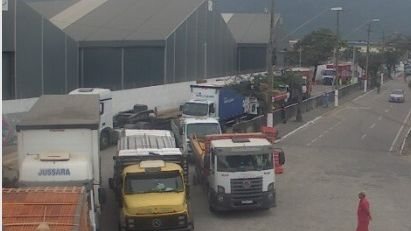 Longa fila de caminhões na balsa de São Sebastião com destino à Ilhabela, durante a manhã de hoje (20).