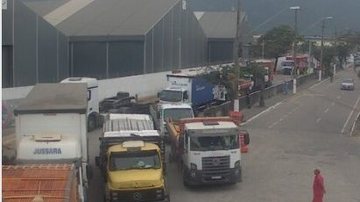 Longa fila de caminhões na balsa de São Sebastião com destino à Ilhabela, durante a manhã de hoje (20).