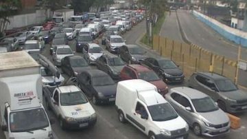 Fila de veículos na travessia de balsas Guarujá com destino a Santos durante a manhã de hoje (7) - Imagem: Reprodução / Departamento Hidroviário