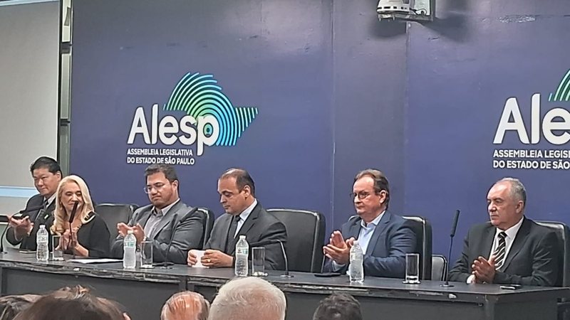 Autoridades reunidas na mesa do auditório Paulo Kobayashi - Thiago Dantas