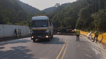 Condutor do caminhão e um passageiro precisaram ser socorridos pelo Samu - Divulgação PMR