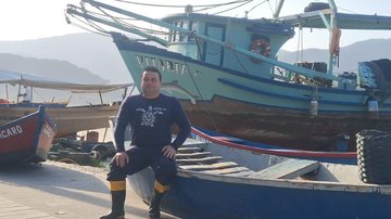Jackson é o agente responsável por receber os materiais recolhidos no Guarujá - Thiago Dantas
