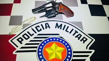 Corrente de ouro roubada de idoso de 74 anos e arma utilizada no crime - Divulgação/PM