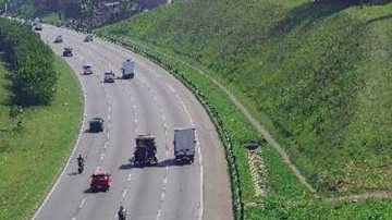 Trânsito intenso na altura do km 20 da rodovia dos Imigrantes durante a manhã de hoje (25) - Imagem: Reprodução / Ecovias