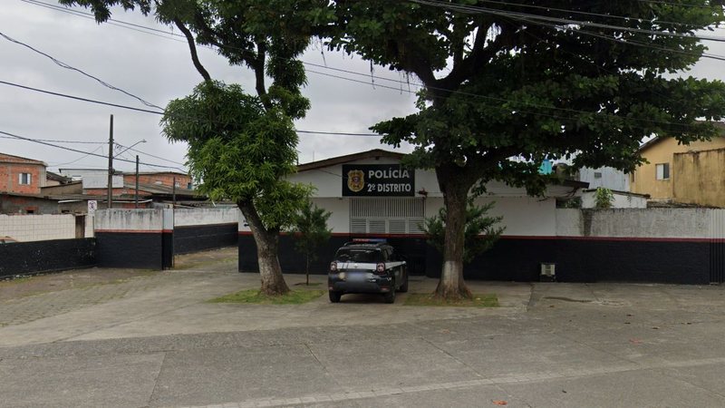 Na delegacia, foi constatado que um dos capturados tinha mandado de prisão em aberto por roubo - Reprodução/Google Street View