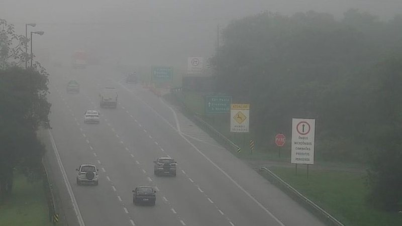 Tempo fechado na altura do km 40 da rodovia dos Imigrantes, durante a manhã de hoje (6) - Imagem: Reprodução / Ecovias