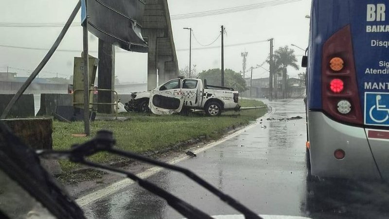 Acidente ocorreu na avenida Angelina Pretti, em São Vicente - Reprodução/Internet