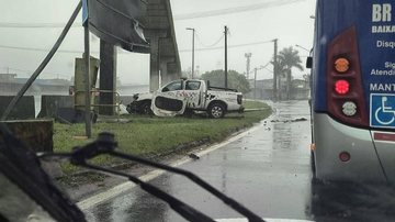 Acidente ocorreu na avenida Angelina Pretti, em São Vicente - Reprodução/Internet